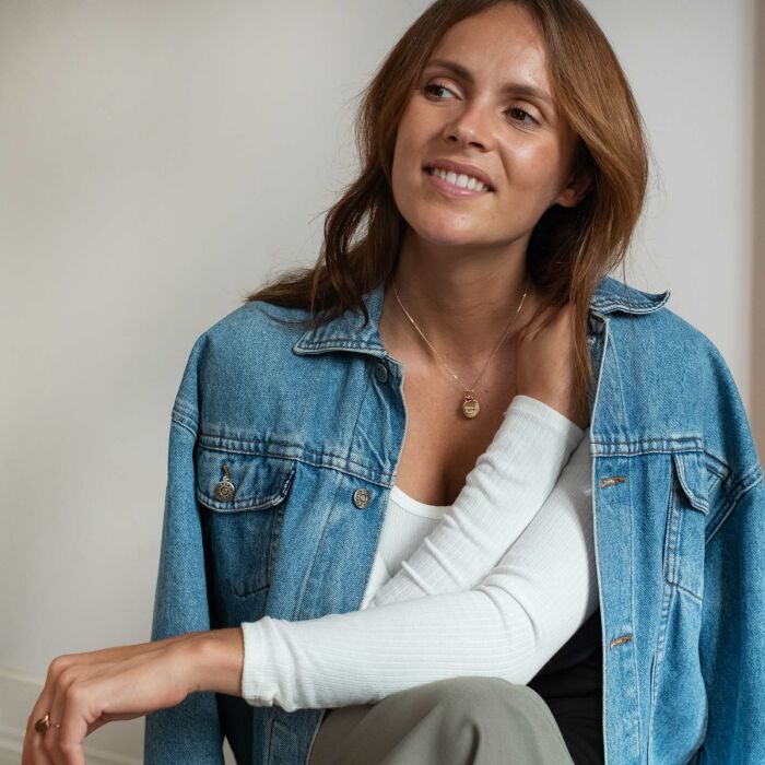 Collier cœur email rouge personnalisé médaille plaqué or 15 mm - portrait porté