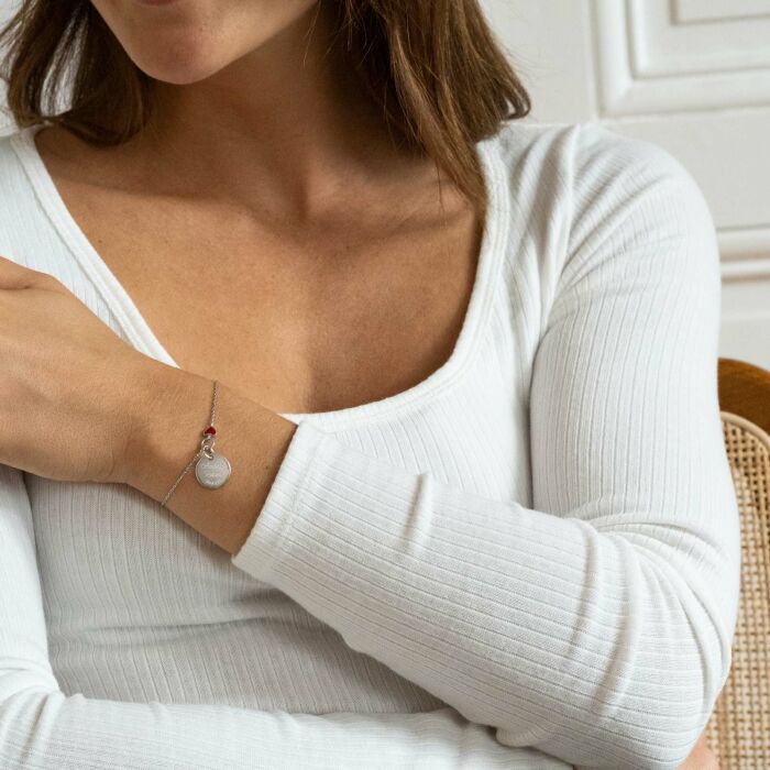 Bracelet chaîne cœur email rouge personnalisé médaille gravée argent 15 mm - porté
