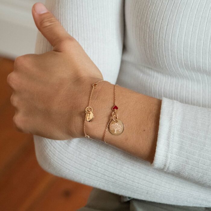 Bracelet chaîne cœur email rouge personnalisé médaille gravée plaqué or 15 mm - porté