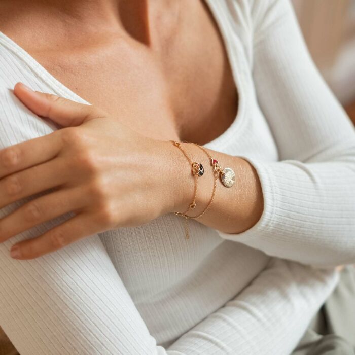 Bracelet chaîne cœur email rouge personnalisé médaille gravée plaqué or 15 mm - porté amvbiance