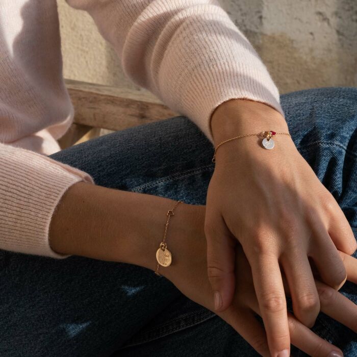 Bracelet chaîne cœur email rouge personnalisé médaille gravée plaqué or 10 mm - ambiance extérieur