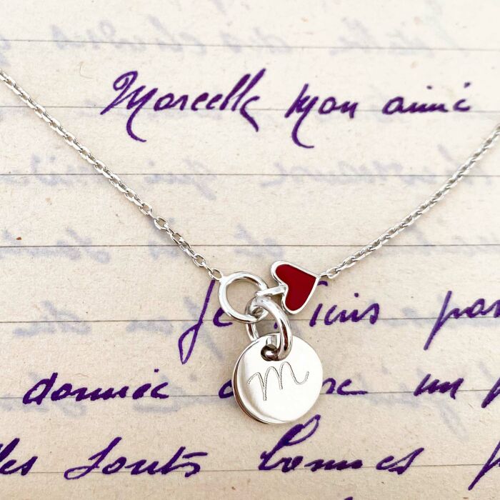 Bracelet chaîne cœur email rouge personnalisé médaille gravée argent 10 mm - ambiance zoom