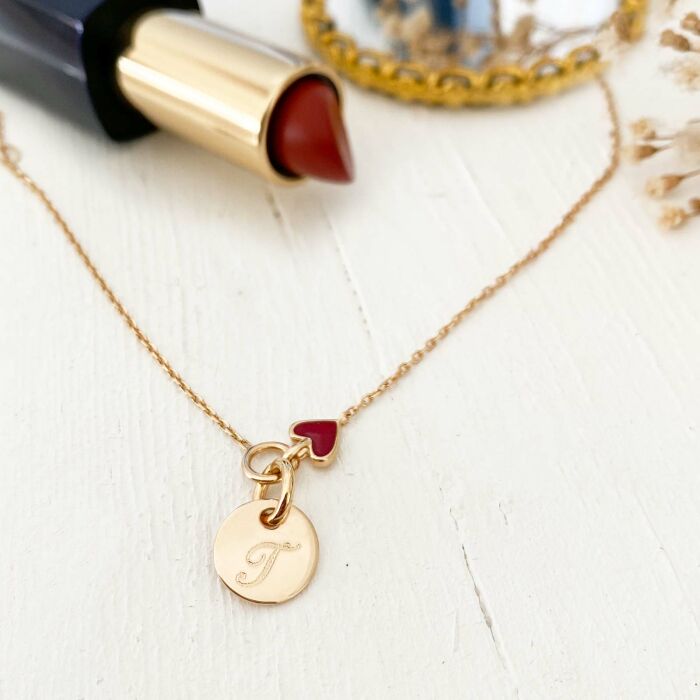 Bracelet chaîne cœur email rouge personnalisé médaille gravée plaqué or 10 mm - ambiance zoom