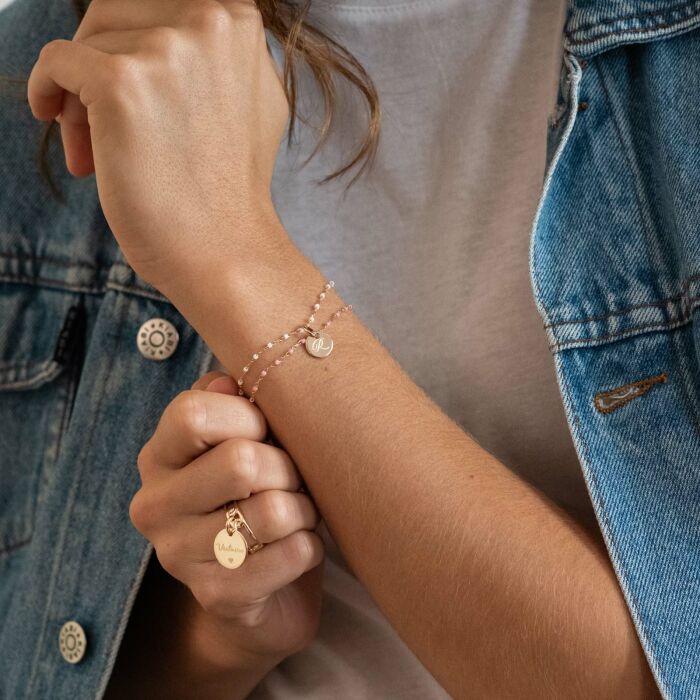 Bague chaine maille large plaqué or personnalisée médaille gravée 15 mm - porté ambiance