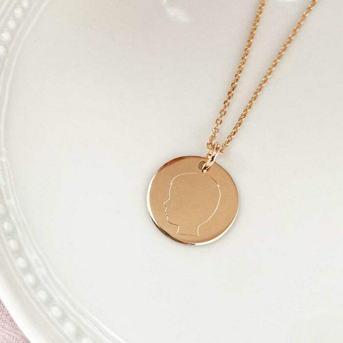 Pendentif silhouette personnalisé médaille plaqué or 19 mm - "Profil gravé" - zoom ambiance - zoom