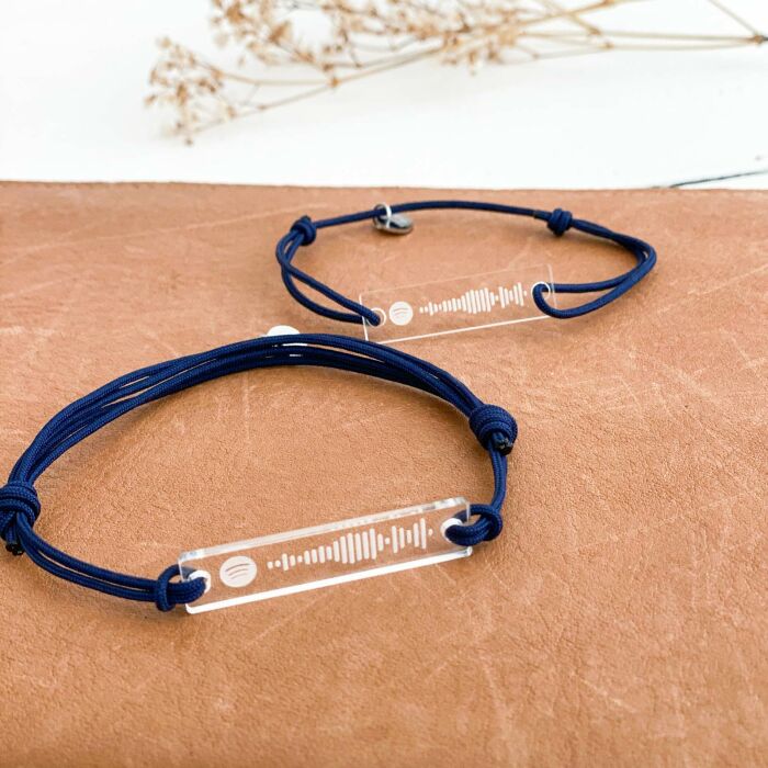 Duo de bracelets médailles gravées acrylique Spotify - ambiance