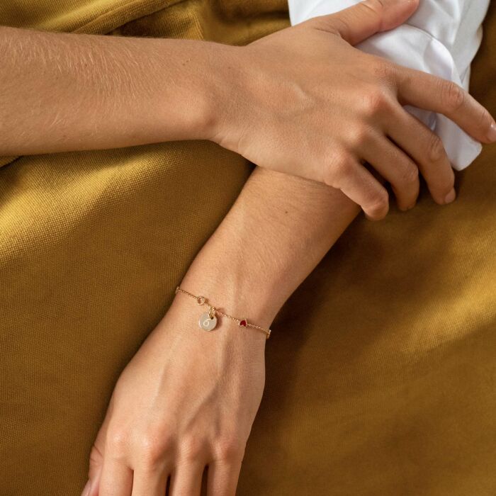 Bracelet chaîne cœurs ajourés et email personnalisé médaille gravée plaqué or 10 mm - porté