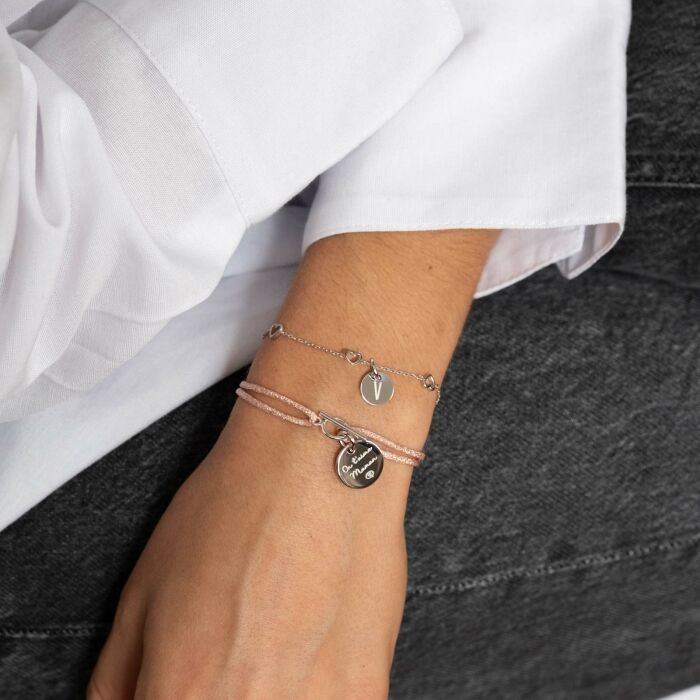 Bracelet chaîne cœurs ajourés personnalisé médaille gravée argent 10 mm - porté