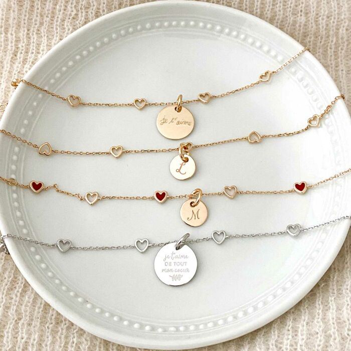 Bracelet chaîne cœurs ajourés personnalisé médaille gravée argent 15 mm - présentation