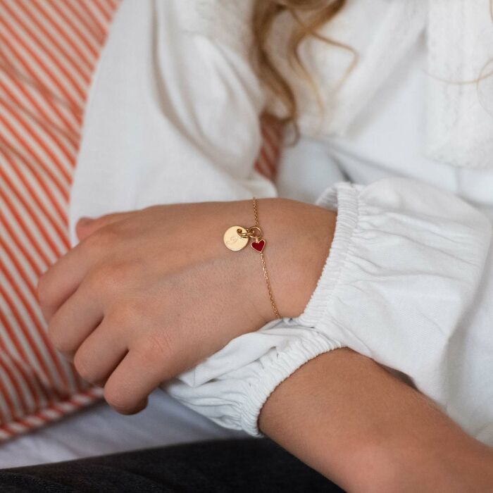 Bracelet enfant chaîne cœur émail rouge personnalisé médaille gravée plaqué or 10 mm - porté