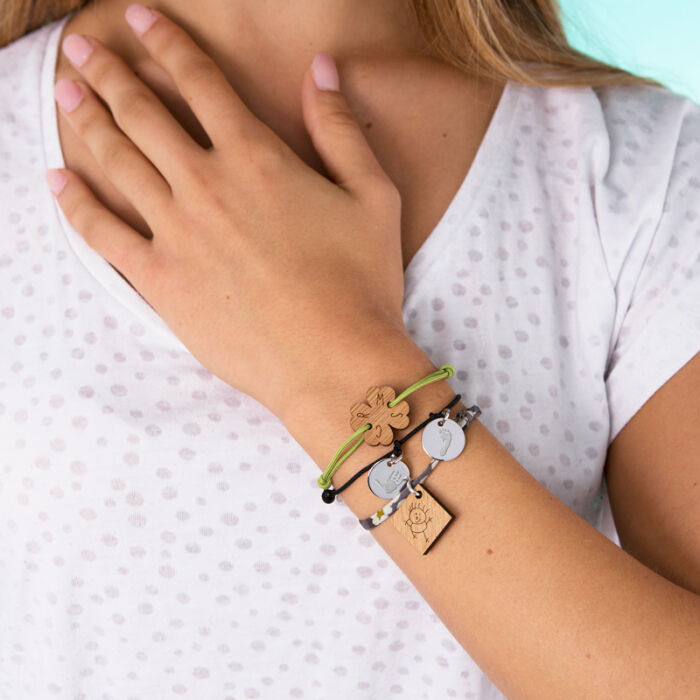 Bracelet personnalisé 2 médailles gravées argent dormeuse 15mm - porté