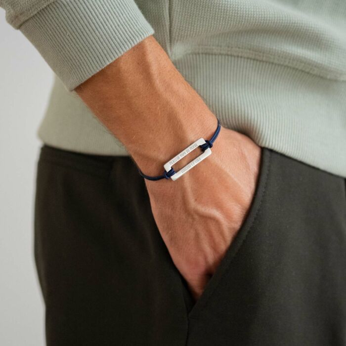 Bracelet homme personnalisé cordon double médaille gravée acier cible rectangle 32x14 mm - porté