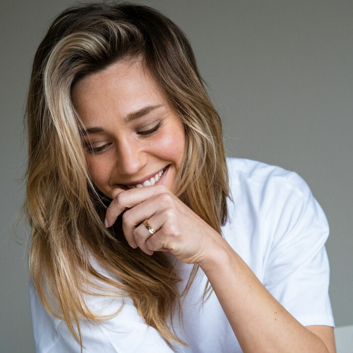 Bague martelée personnalisée plaqué or 5 mm - portée