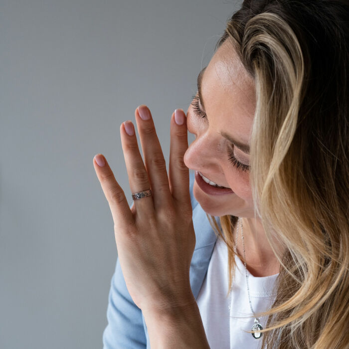 Bague martelée personnalisée argent 5 mm - portée