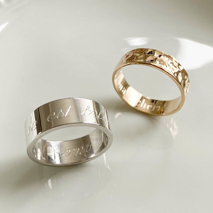 Bague martelée personnalisée plaqué or 5 mm - ambiance duo