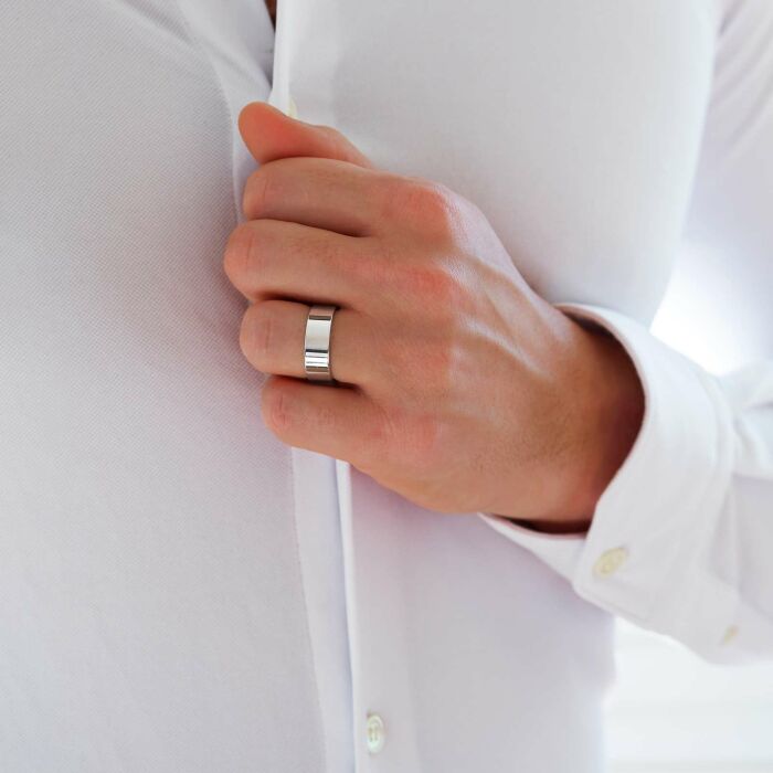 Bague homme personnalisée argent 7 mm - porté zoom