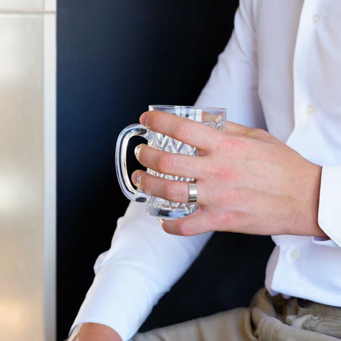 Bague homme personnalisée argent 7 mm - porté ambiance