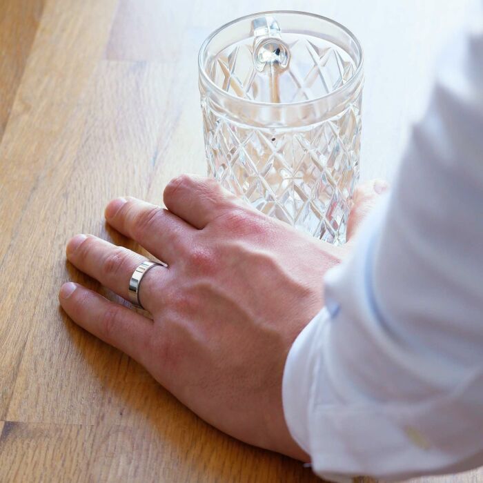 Bague homme personnalisée argent 5 mm - porté zoom