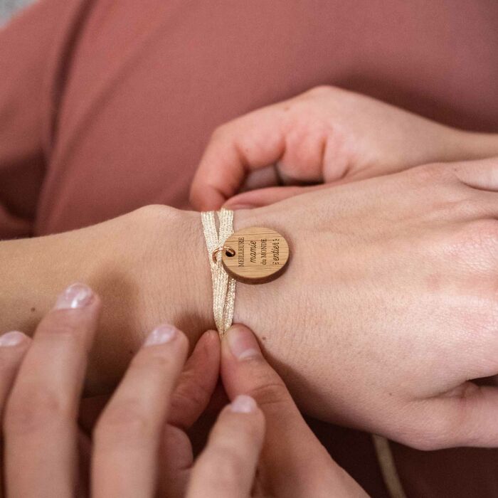 Bracelet 3 tours médaille gravée bois dormeuse ronde 20 mm "Meilleure mamie du monde" - porté
