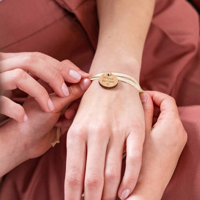 Bracelet 3 tours médaille gravée bois dormeuse ronde 20 mm "Mamie on t'aime" - porté