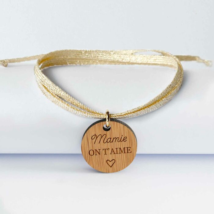 Bracelet 3 tours médaille gravée bois dormeuse ronde 20 mm "Mamie on t'aime" - face