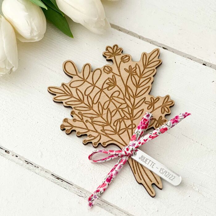 Magnet bouquet de fleurs personnalisé bois gravé 13x10 cm et breloque acrylique miroir 40x8 mm - zoom