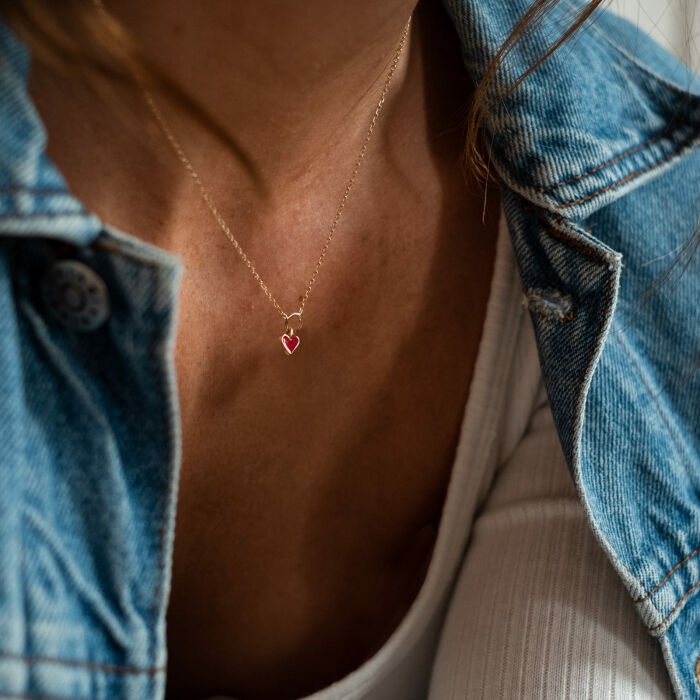 Chaîne cœur émail rouge plaqué or - porté