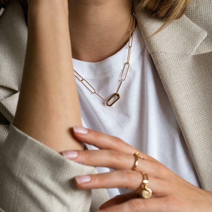 Chaîne grandes mailles mousqueton plaqué or - porté