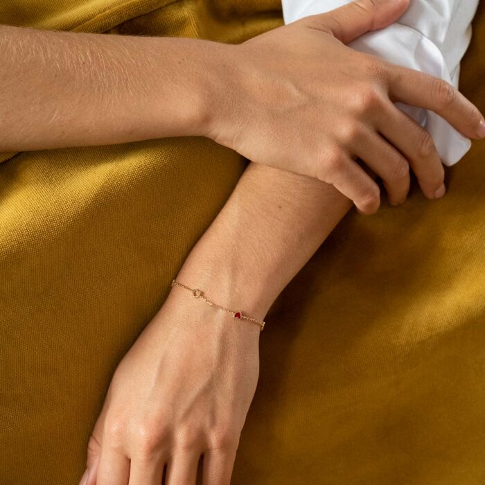 Bracelet chaîne cœurs ajourés et email plaqué or - porté