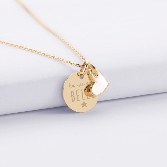 Pendentif enfant personnalisé médaille gravée plaqué or 15 mm et breloque cœur email blanc 10 mm - illustration