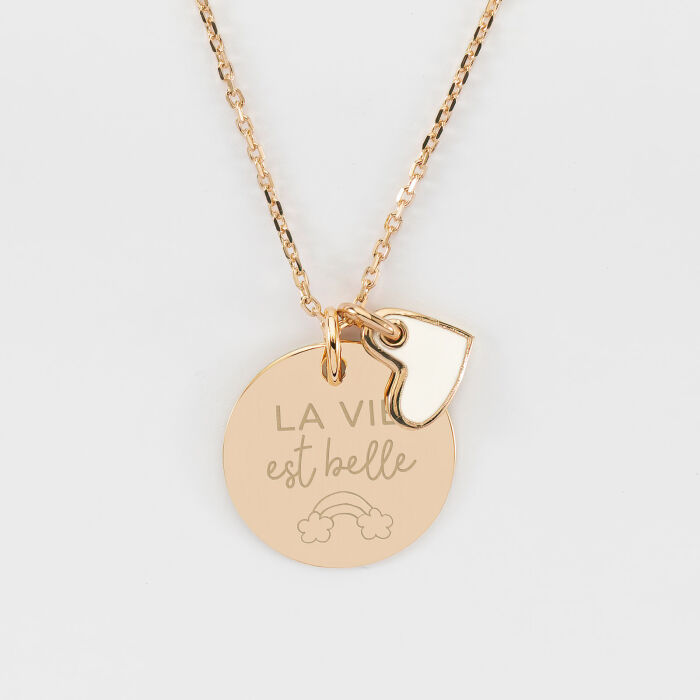 Pendentif personnalisé médaille gravée plaqué or 19 mm et breloque cœur email blanc 10 mm - illustration la vie est belle