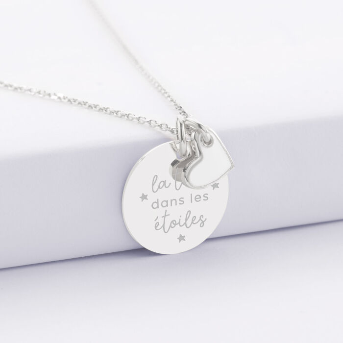 Pendentif personnalisé médaille gravée argent 19 mm et breloque cœur email blanc 10 mm - illustration la tête dans els étoiles