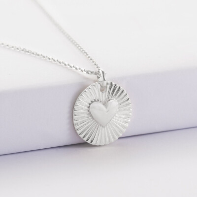 Pendentif personnalisé médaille soleil coeur bombé gravée argent 19 mm - de biais