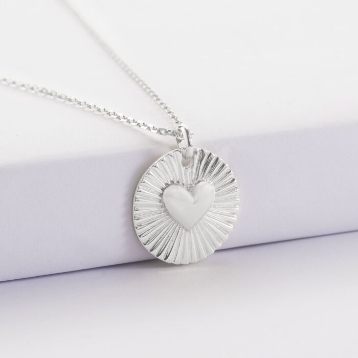 Pendentif personnalisé médaille soleil coeur bombé gravée argent 19 mm - de biais