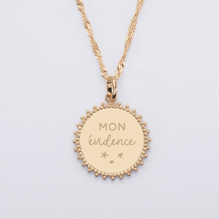 Pendentif personnalisé médaille soleil  gravée plaqué or 20 mm - illustration mon évidence