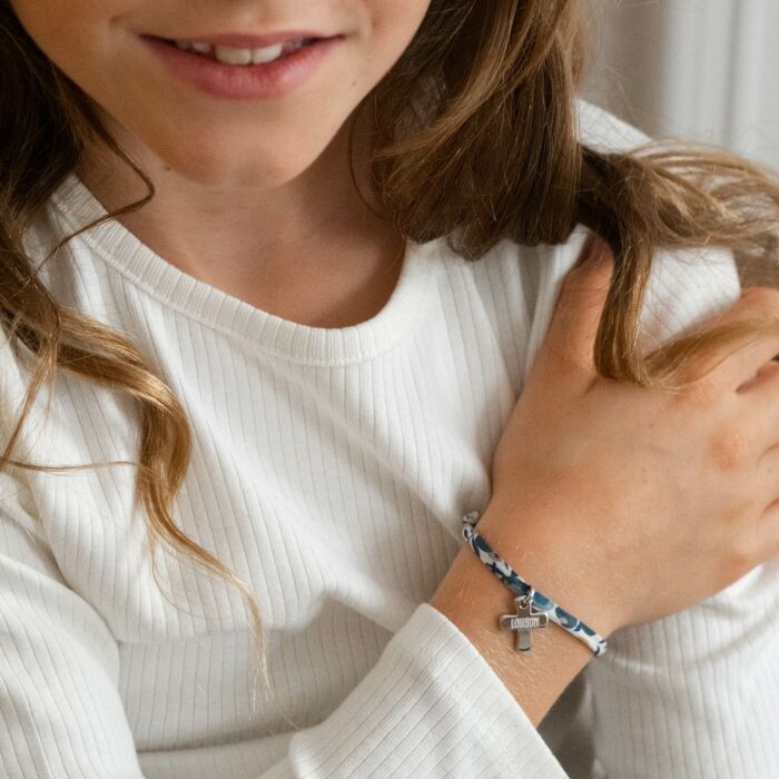 Bracelet enfant Liberty personnalisé médaille gravée argent croix 15x13 mm - portée