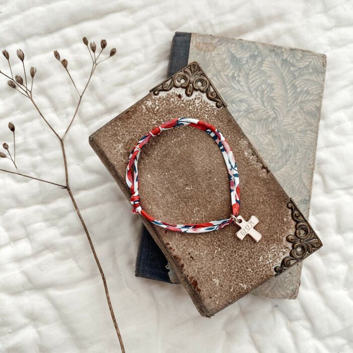 Bracelet enfant Liberty personnalisé médaille gravée plaqué or croix 15x13 mm - ambiance