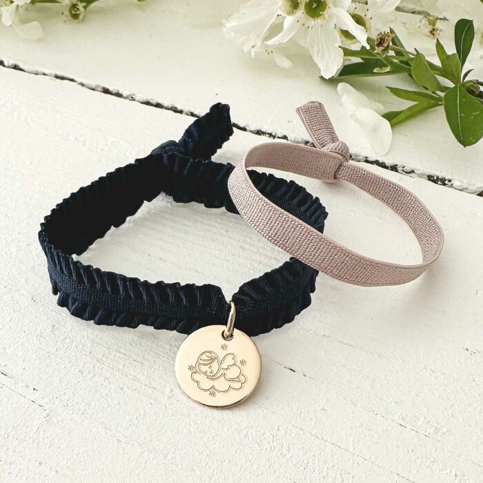 Coffret de bracelets enfant personnalisés cordons élastiques interchangeables médaille gravée plaqué or 15 mm - ambiance duo