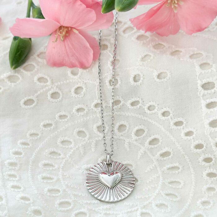 Pendentif personnalisé médaille soleil coeur bombé gravée argent 19 mm - ambiance zoom