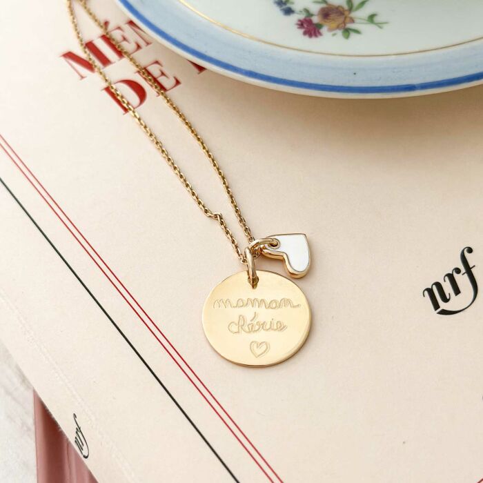 Pendentif personnalisé médaille gravée plaqué or 19 mm et breloque coeur email blanc 10 mm - zoom ambiance