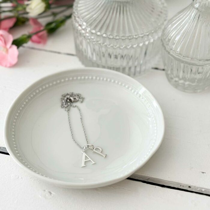 Pendentif personnalisé médaille argent lettre initiale 14 mm - ambiance