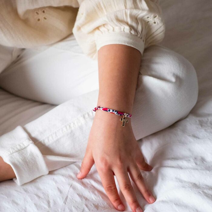 Bracelet enfant Liberty personnalisé médaille gravée plaqué or croix 15x13 mm - portée