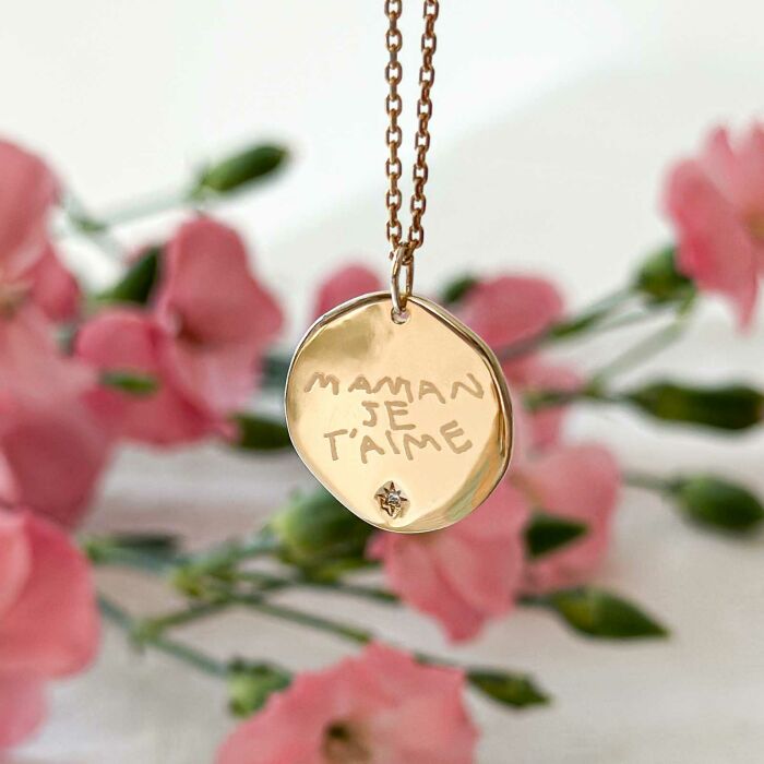 Pendentif personnalisé médaille scintillante gravée plaqué or 20 mm - ambiance zoom