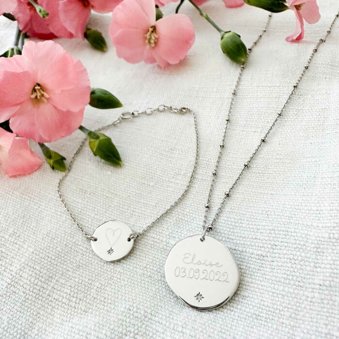 Pendentif personnalisé médaille scintillante gravée argent 20 mm - ambiance duo