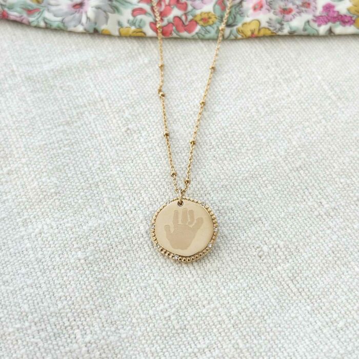 Pendentif personnalisé médaille contour scintillant gravée plaqué or 16 mm - empreinte main ambiance