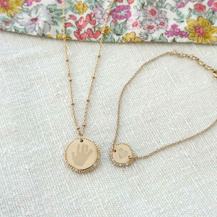 Pendentif personnalisé médaille contour scintillant gravée plaqué or 16 mm - ambiance duo