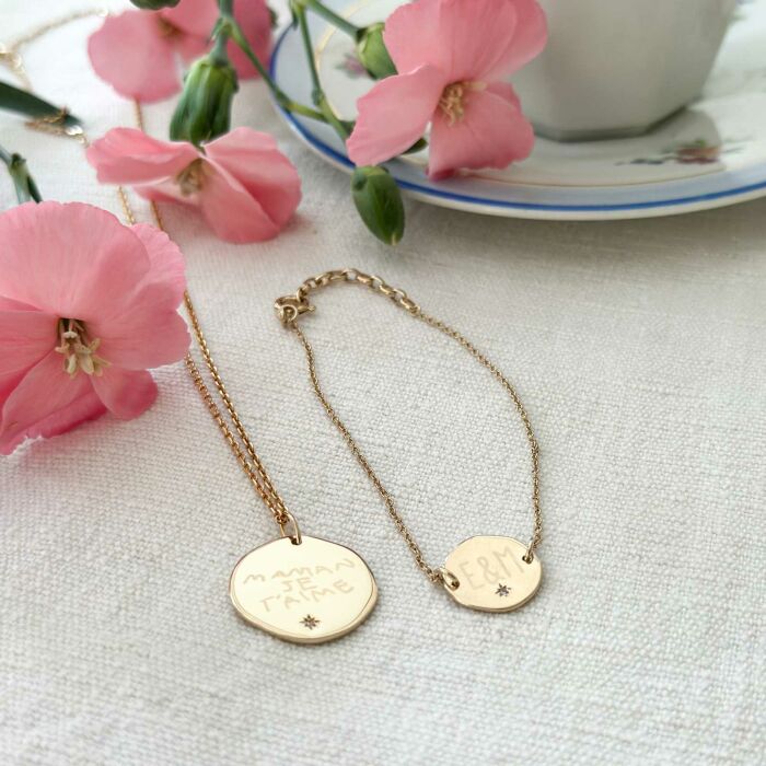 Bracelet chaîne personnalisé médaille scintillante gravée plaqué or initiale 13 mm - ambiance duo plat