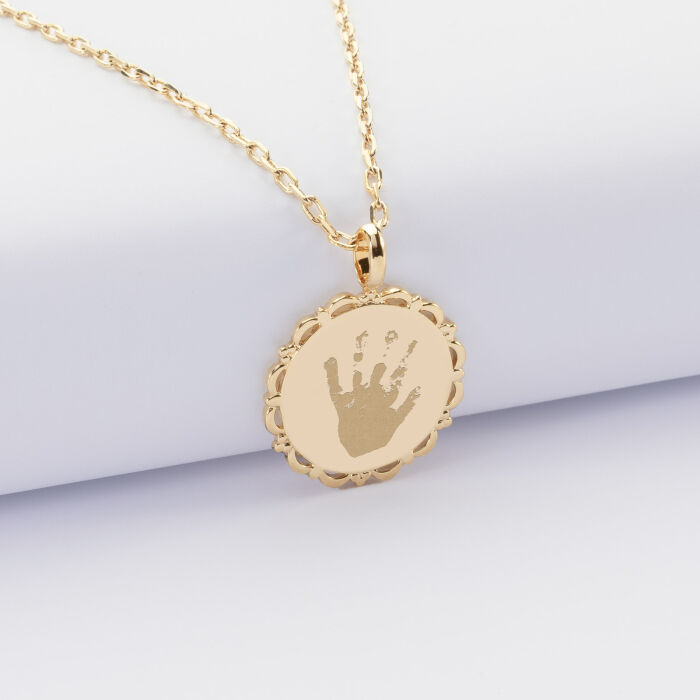 Pendentif enfant personnalisé médaille vintage dentelée gravée plaqué or 17 mm - empreinte main
