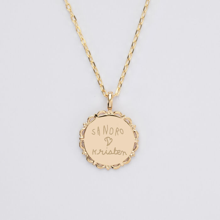 Pendentif enfant personnalisé médaille vintage dentelée gravée plaqué or 17 mm - prénoms manuscrits