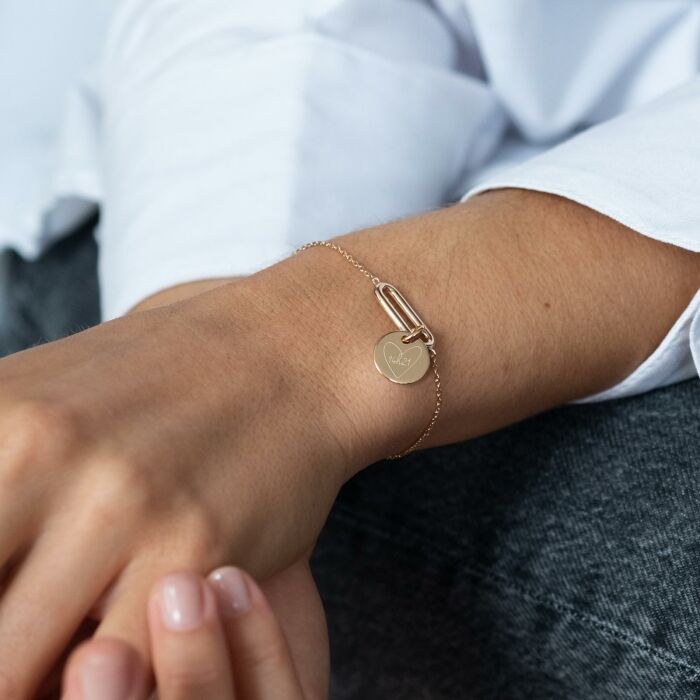 Bracelet chaîne ovale ouvert personnalisé médaille gravée plaqué or 15 mm - HappyBulle x Mon petit Léon - portée